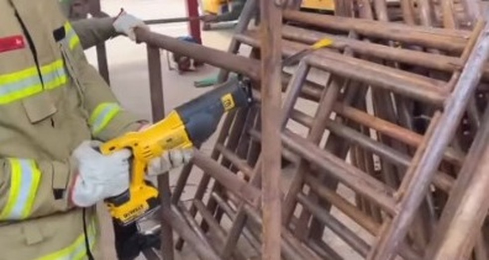 Droga foi escondida em canos de andaimes que foram transportadas em caminhão em Xapuri — Foto: Reprodução/Gefron