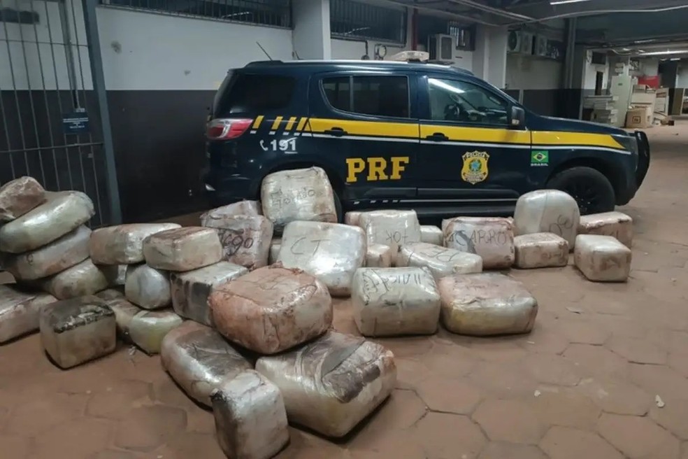 Caminhão com mais de 500 kg de drogas é apreendido na BR-262 — Foto: Divulgação/PRF