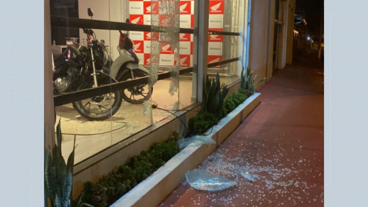 Grupo arrebenta vitrine para tentar furtar motos de concessionária, mas PM impede crime em Ribeirão Preto