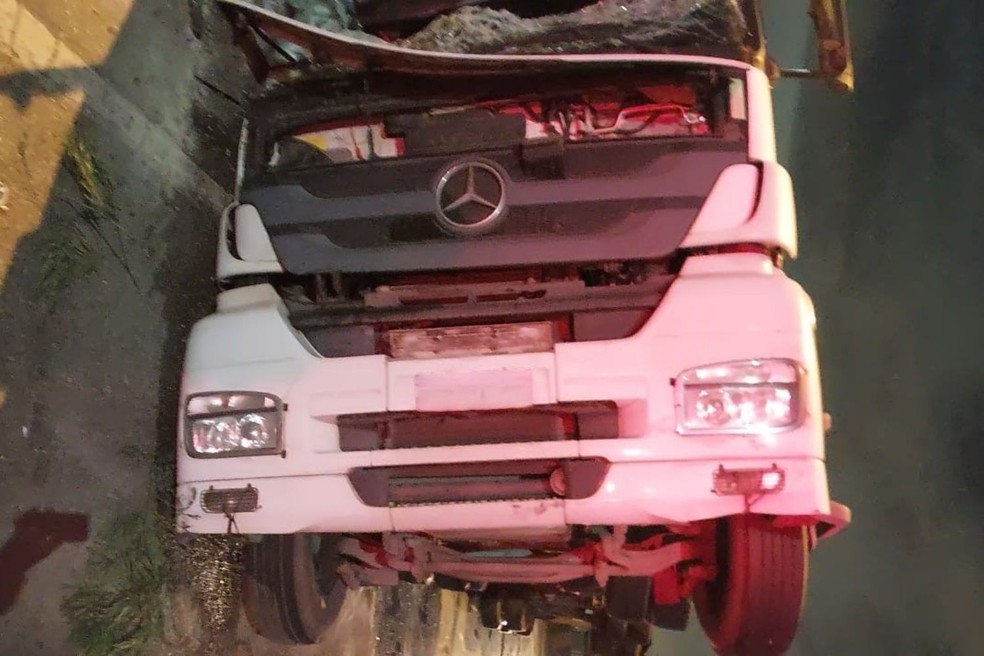 Motorista da carreta ficou ferido na Rodovia Cônego Domênico Rangoni — Foto: Reprodução/Artesp