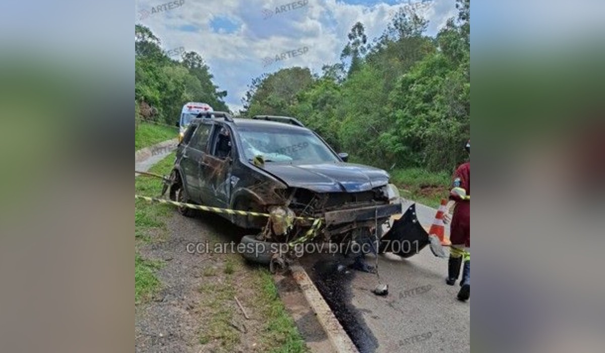 Carro bate em barranco e capota na SP-250 em Pilar do Sul; uma pessoa morreu