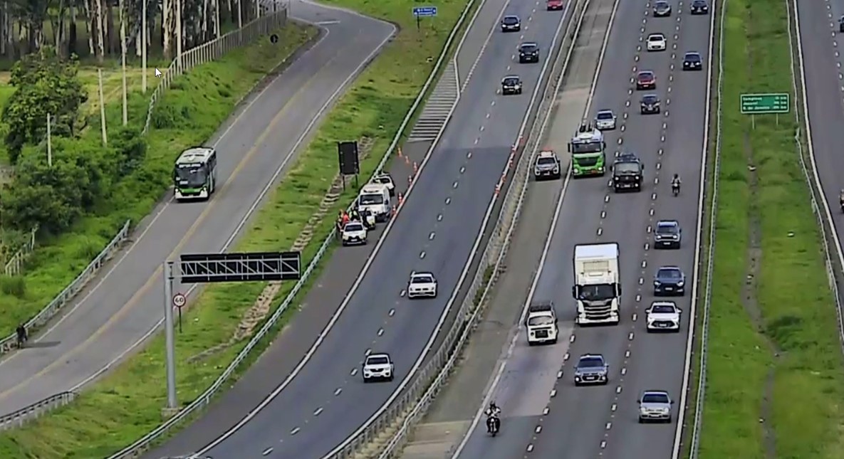 Motociclista perde controle da direção e morre ao bater contra defensa metálica na Dom Pedro I