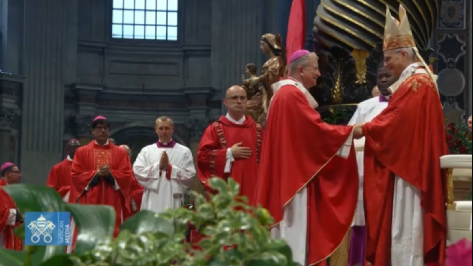 Arcebispo de Aparecida recebe faixa especial das mãos do papa Leão XIV em cerimônia no Vaticano