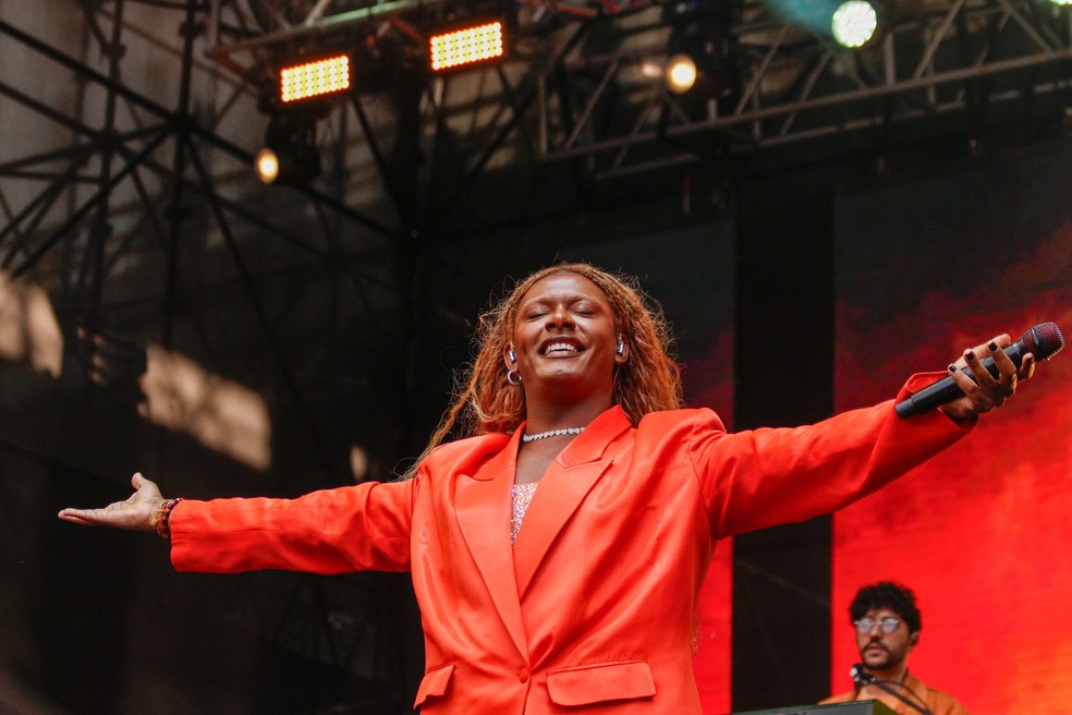 Liniker durante show para multidão no Vale do Anhangabaú, em São Paulo, durante a Virada Cultural. — Foto: AGATHA GAMEIRO/ZIMEL PRESS/ESTADÃO CONTEÚDO