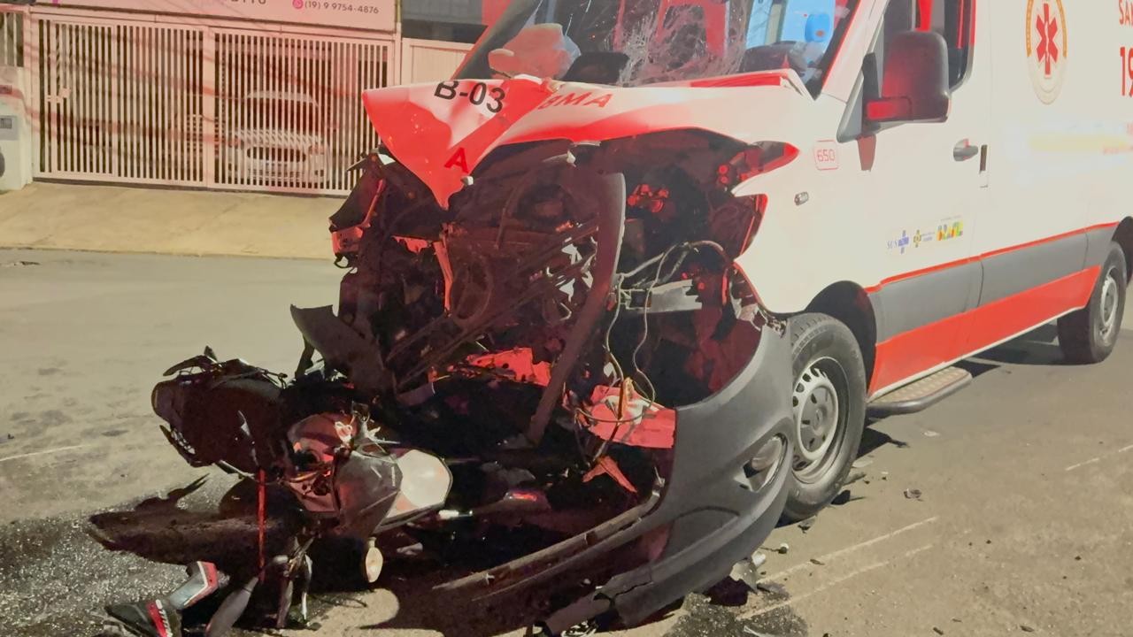 Moto em fuga bate em ambulância do Samu e deixa dois feridos em Campinas