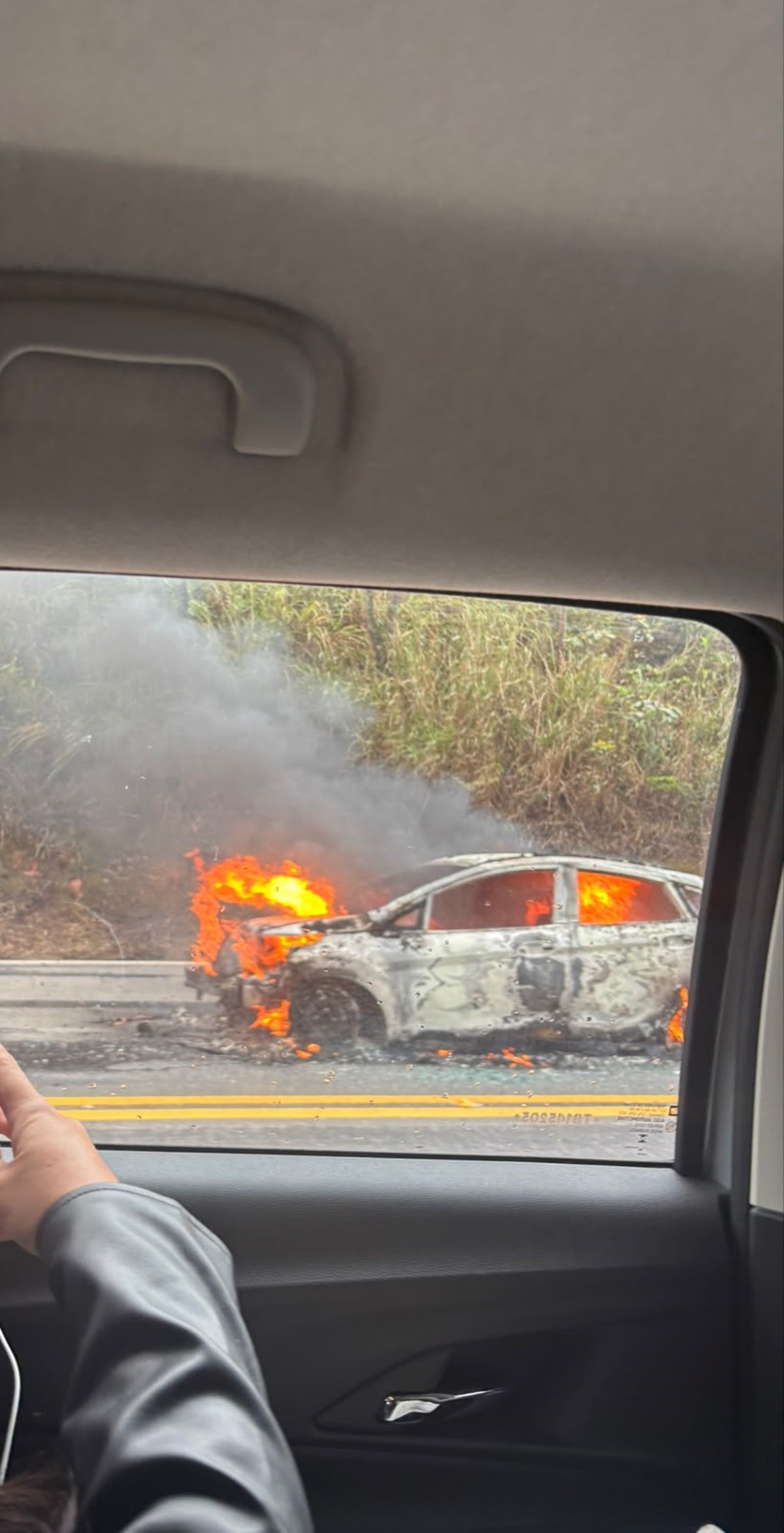 Carro pega fogo após batida entre três veículos na BR-040 em MG
