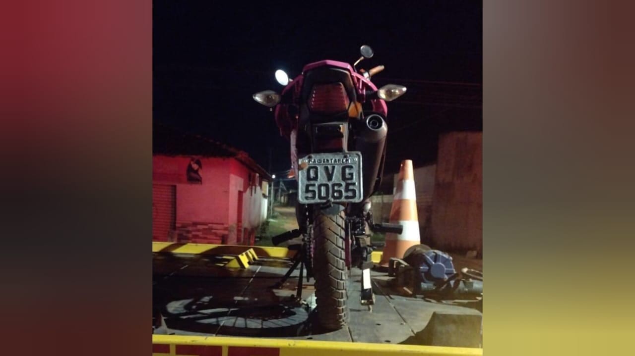 Em abordagem da PM, mulher é flagrada conduzindo moto sem CNH, com o documento atrasado e sob efeito de álcool em Santarém