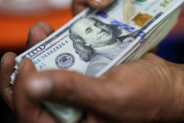 Dólar cai e fecha a R$ 5,12, em dia de nova decisão de juros e com eleições  no radar; Ibovespa recua | G1