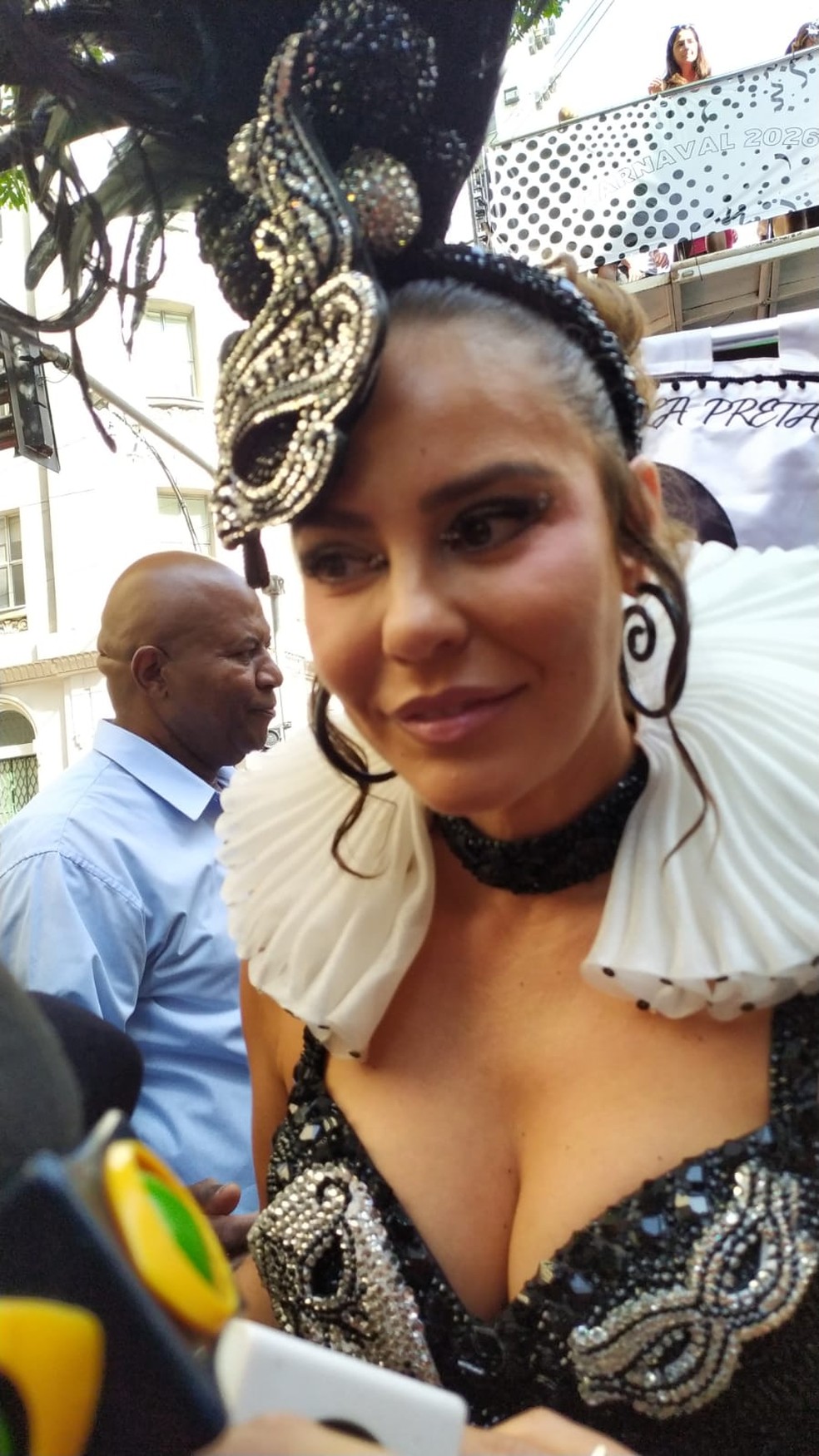 Atriz Paolla Oliveira, rainha do Cordão da Bola Preta, chega para o desfile deste sábado (14) — Foto: Patrícia Teixeira / g1