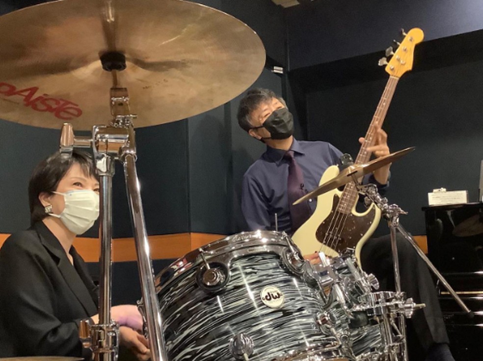 A primeira-ministra do Japão, Sanae Takaichi, toca bateria em imagem de arquivo. Ela já integrou uma banda de heavy metal. — Foto: Sanae Takaichi/ Redes sociais