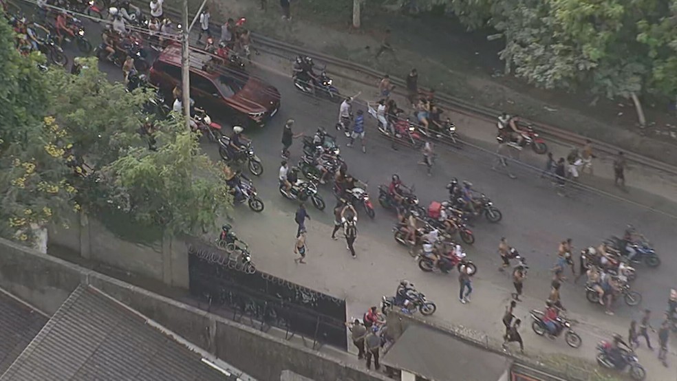 Fãs acompanham Poze de moto após saída de presídio — Foto: Reprodução/TV Globo