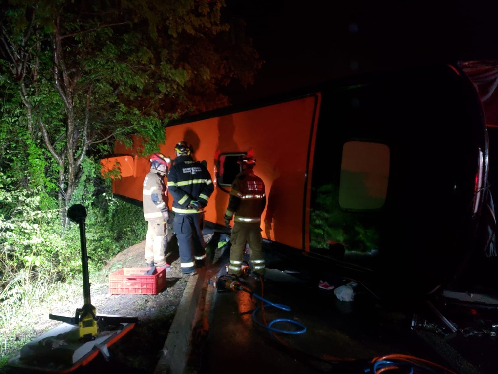 Van e ônibus batem de frente na BR-251 e dois morrem, em Minas - Estradas