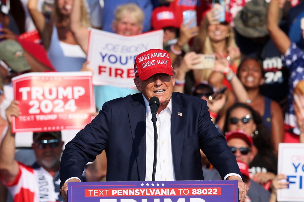 Trump discursa durante comício de campanha em Butler, Pensilvânia, antes de ser ferido após tiros — Foto: REUTERS/Brendan McDermid