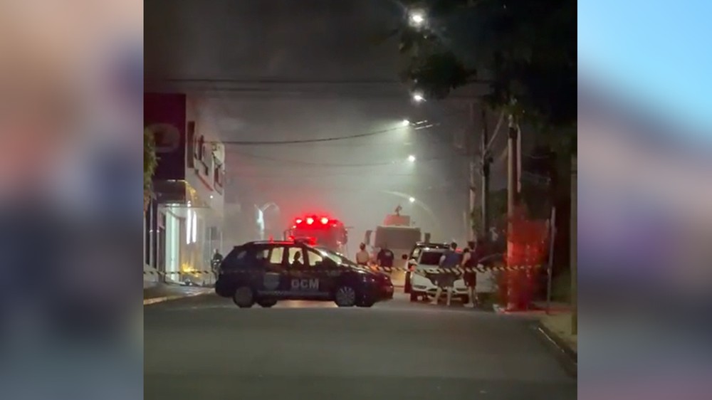 Incêndio destrói estoque de loja de roupas em Santa Fé do Sul-SP