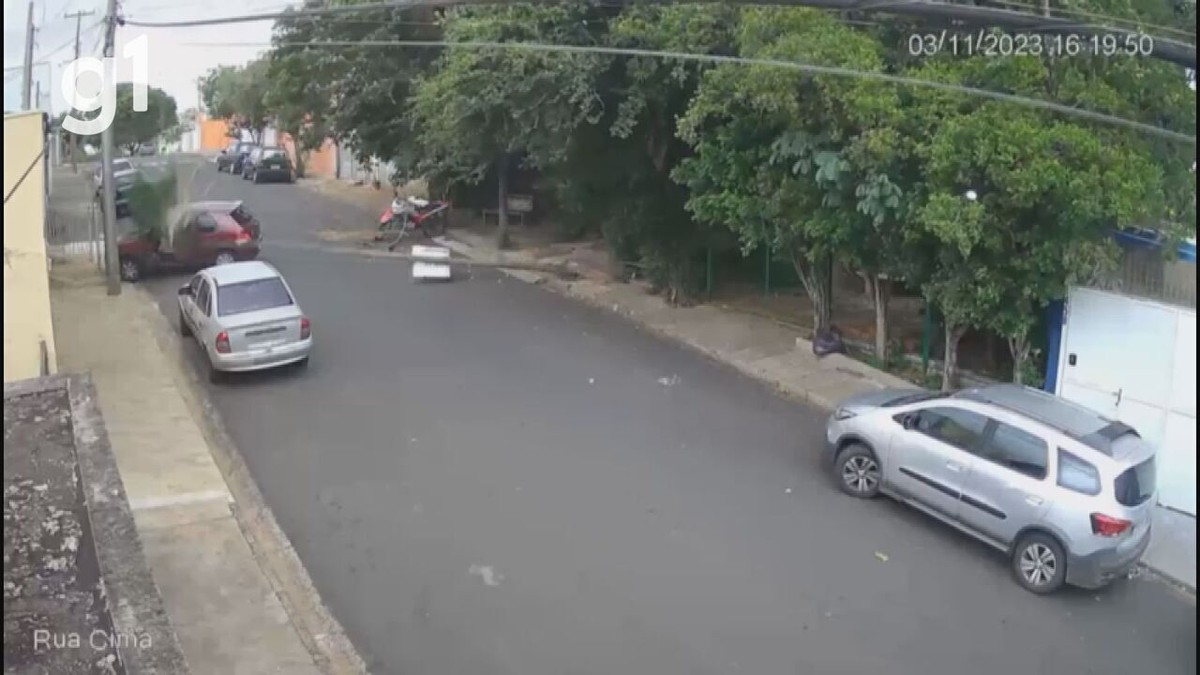 Homem joga moto contra porta da Câmara Municipal de Uberlândia; veja vídeo