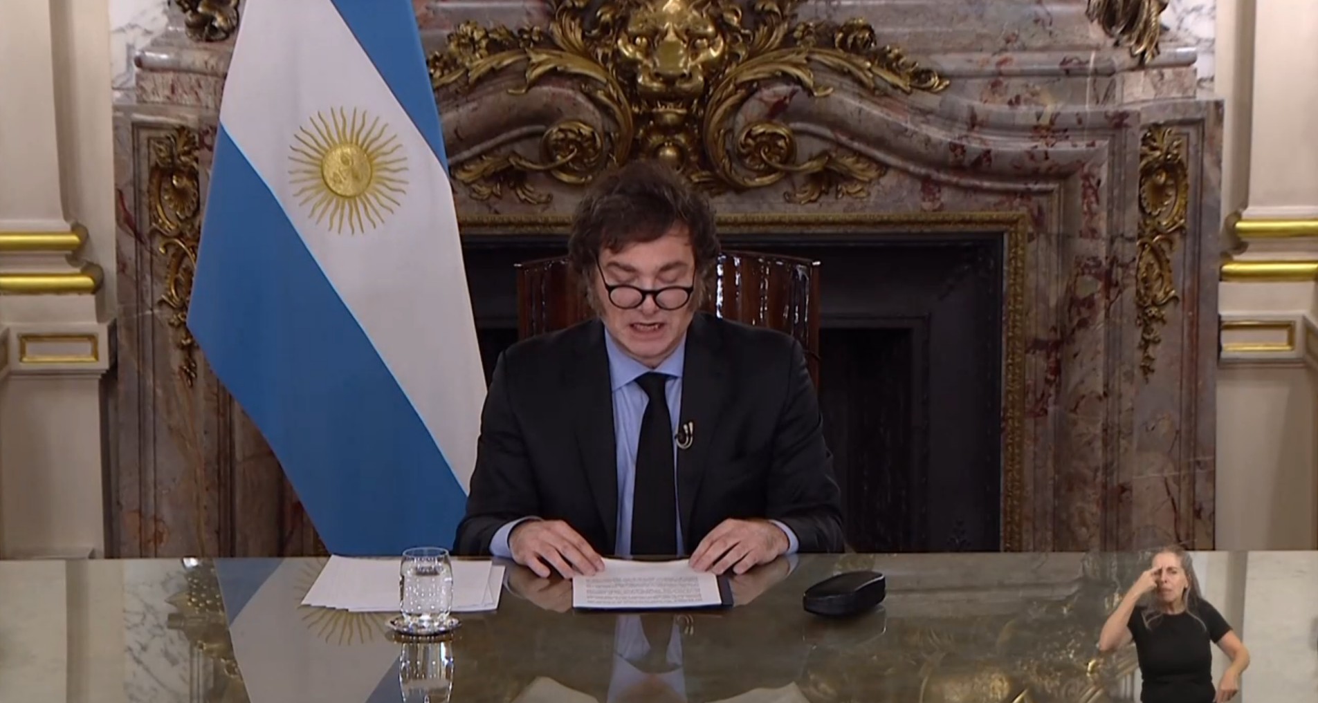 Argentina tem 3º superávit mensal seguido, e Milei diz que país está no caminho contra 'inferno inflacionário'