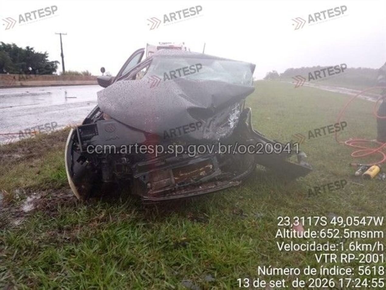 Mãe e filha morrem após carro ser atingido por motorista que invadiu pista contrária em rodovia de Itaí
