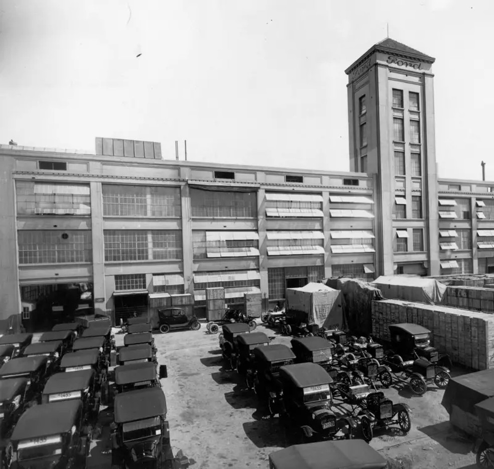 Fábrica da Ford na Argentina, aberta em 1922, foi a terceira fora dos Estados Unidos — e a primeira na América Latina. — Foto: Autor desconhecido/Domínio público via BBC