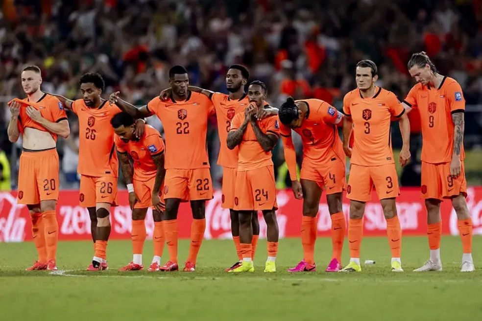 Os jogadores holandeses Justin Kluivert, Quinten Timber e Crysencio Summerville sofreram abusos racistas na internet, depois de perderem suas cobranças na decisão por pênaltis contra o Marrocos. — Foto: ANP/Getty Images via BBC