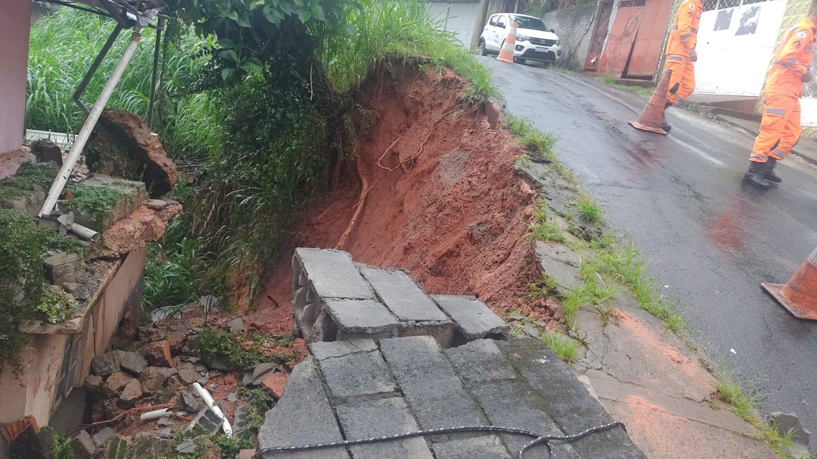 Barranco desaba, causa queda de muro e atinge casa em Juiz de Fora   