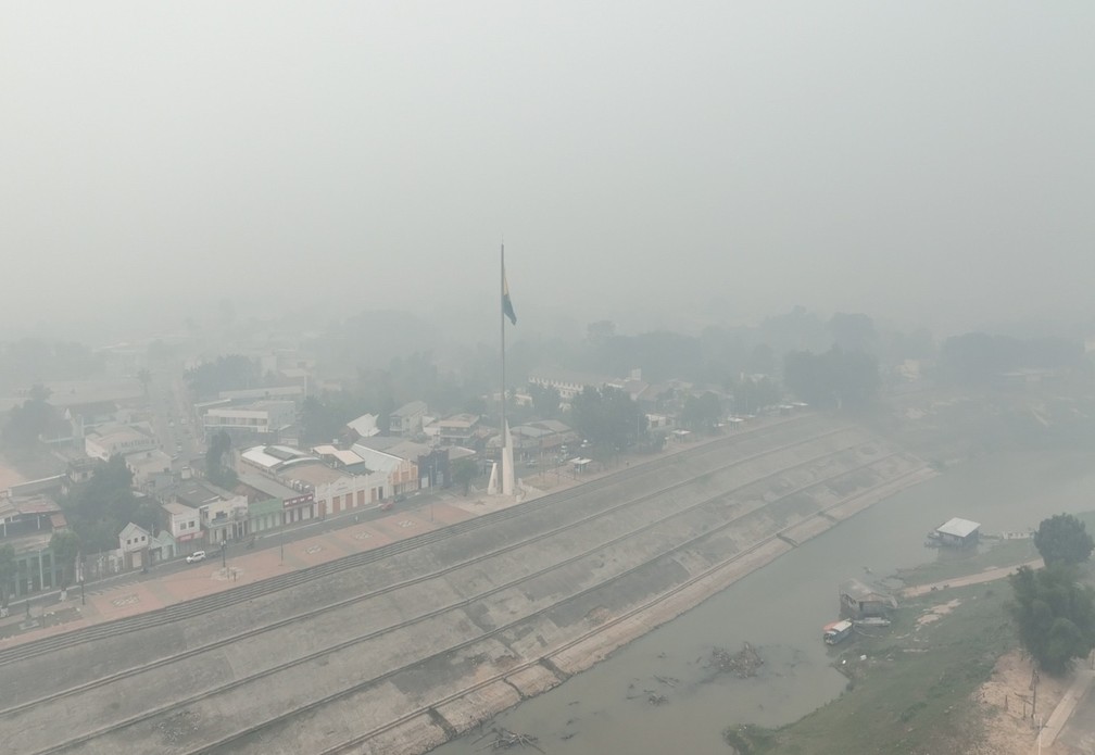 Rio Branco (AC) amanhece encoberto por fumaça na última sexta-feira (20). — Foto: Pedro Devani/Secom-AC