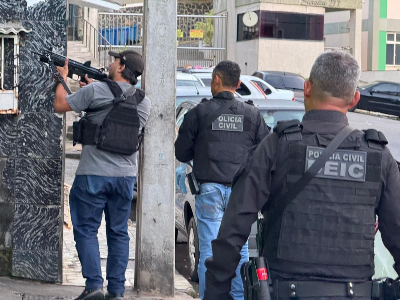 Trio é preso suspeito de fingir ser guardador de carros para extorquir e vender drogas para turistas no Farol da Barra
