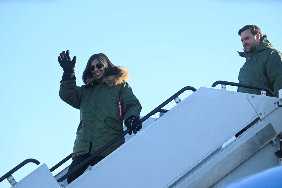 Vice-primeira-dama, Usha Vance, acena ao descer, junto com o marido, na base espacial dos EUA na Groenlândia — Foto: Jim Watson/Pool via REUTERS