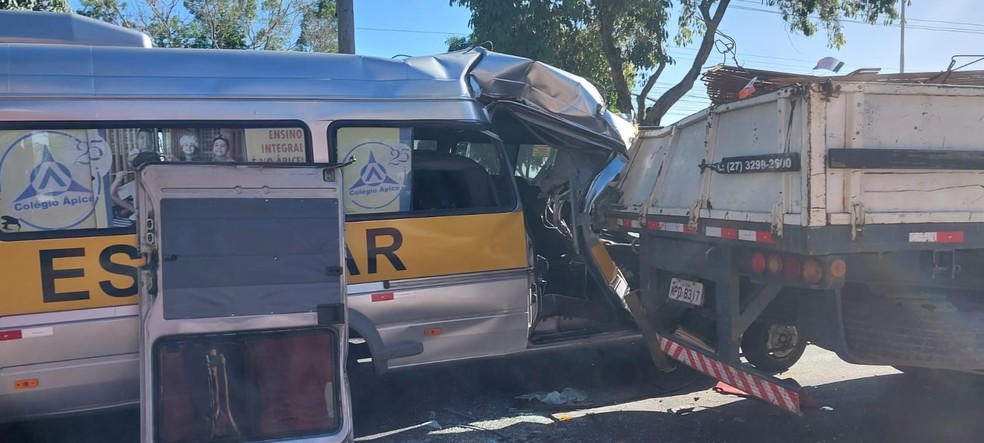 Acidente entre van escolar e carreta deixa tr&ecirc;s pessoas feridas na Serra, Esp&iacute;rito Santo &mdash; Foto: Ca&iacute;que Verli/TV Gazeta