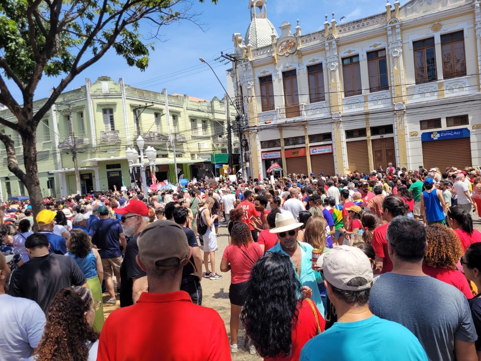 Ato contra PEC da Blindagem foi realizado na Praa da Estao, em Juiz de Fora  Foto: Marcos Lacerda