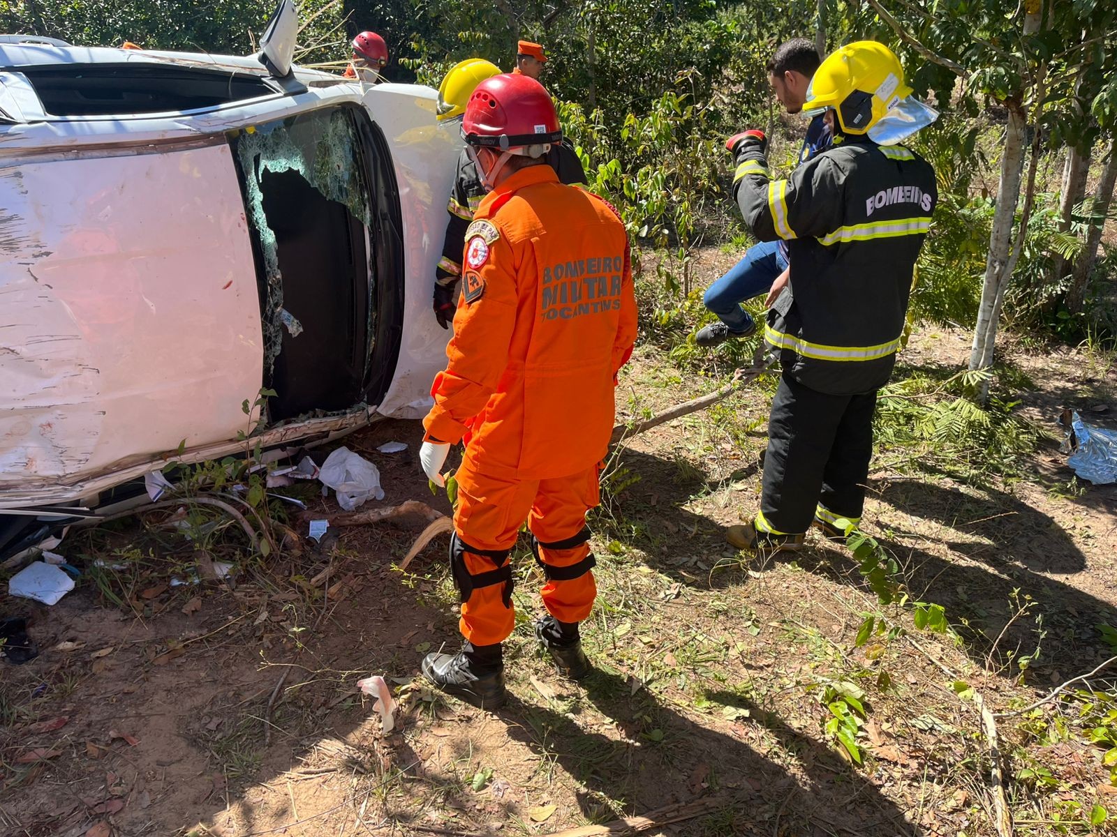 Duas pessoas morrem e seis ficam feridas após carro capotar e bater em árvore na TO-010
