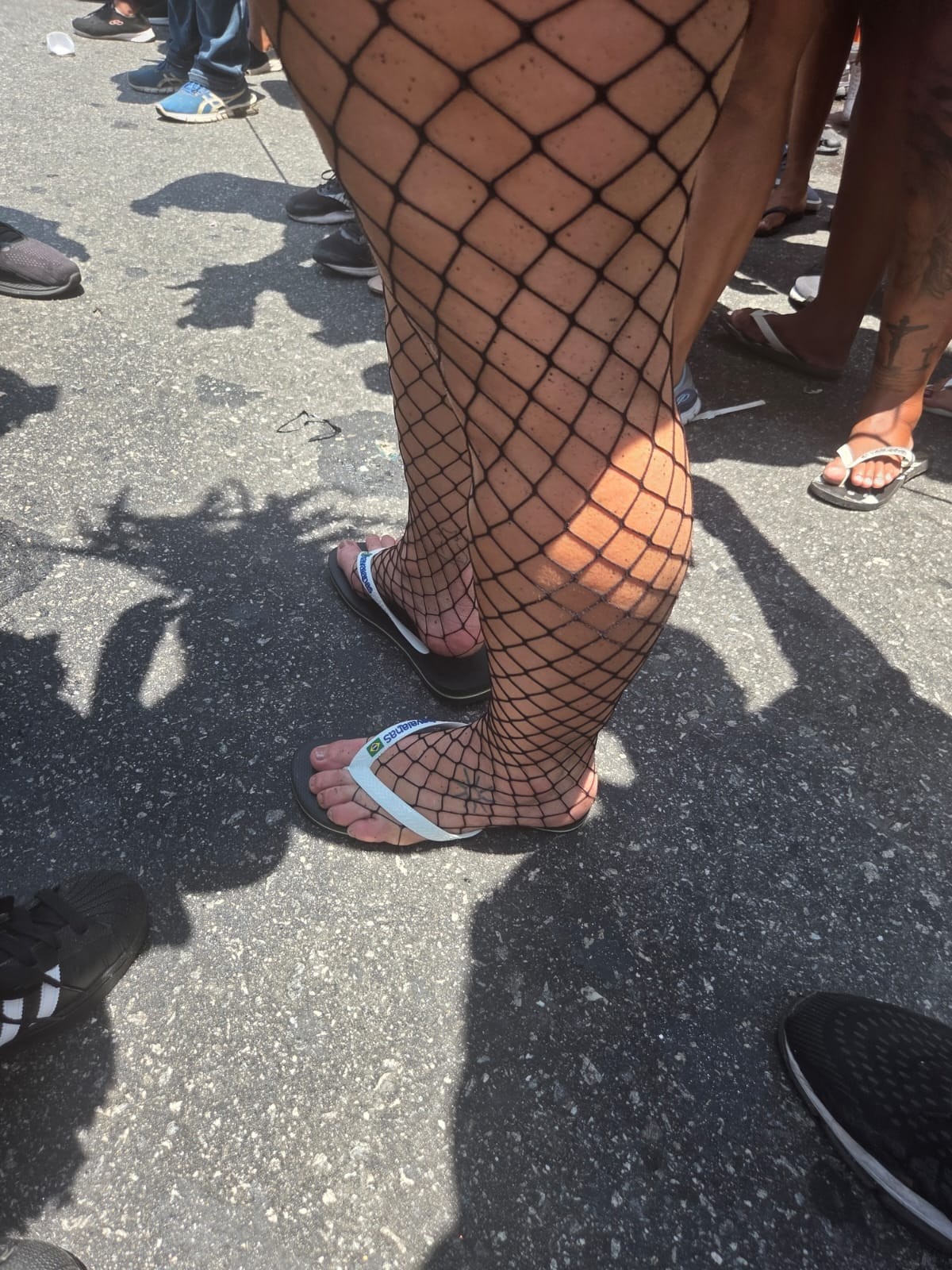 Paolla Oliveira, rainha do Cordão da Bola Preta, tira o salto e se joga no samba com foliões