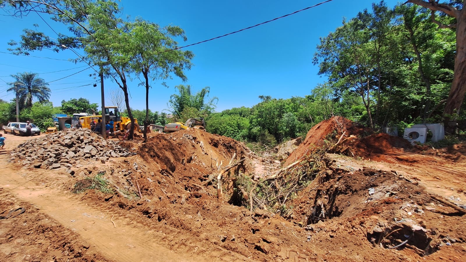 Chuvas fortes abrem cratera de mais de 10 metros em bairro de Bauru que assusta moradores