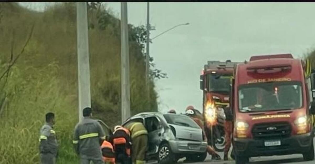 Acidente entre dois carros deixa mulher ferida em Volta Redonda