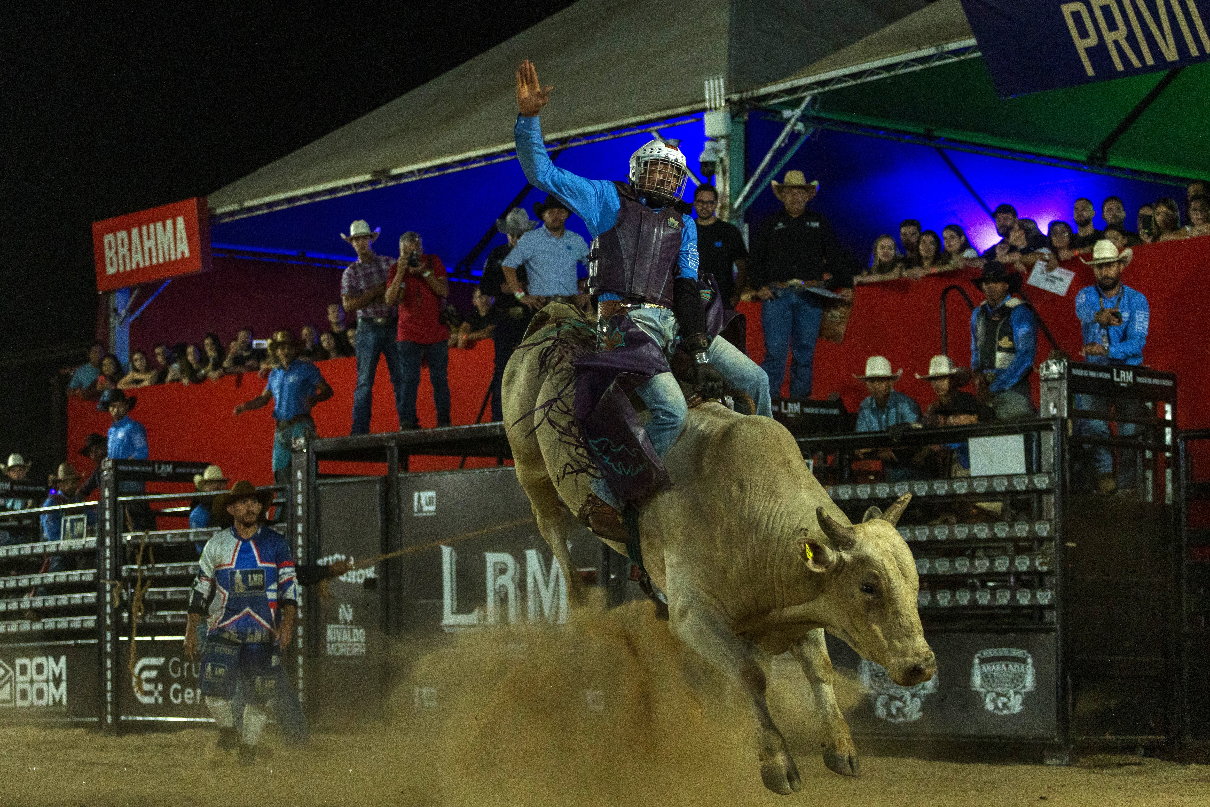 Prova de montaria no segundo dia de festa do Limeira Rodeo Music 2026 — Foto: Thomaz Marostegan/g1