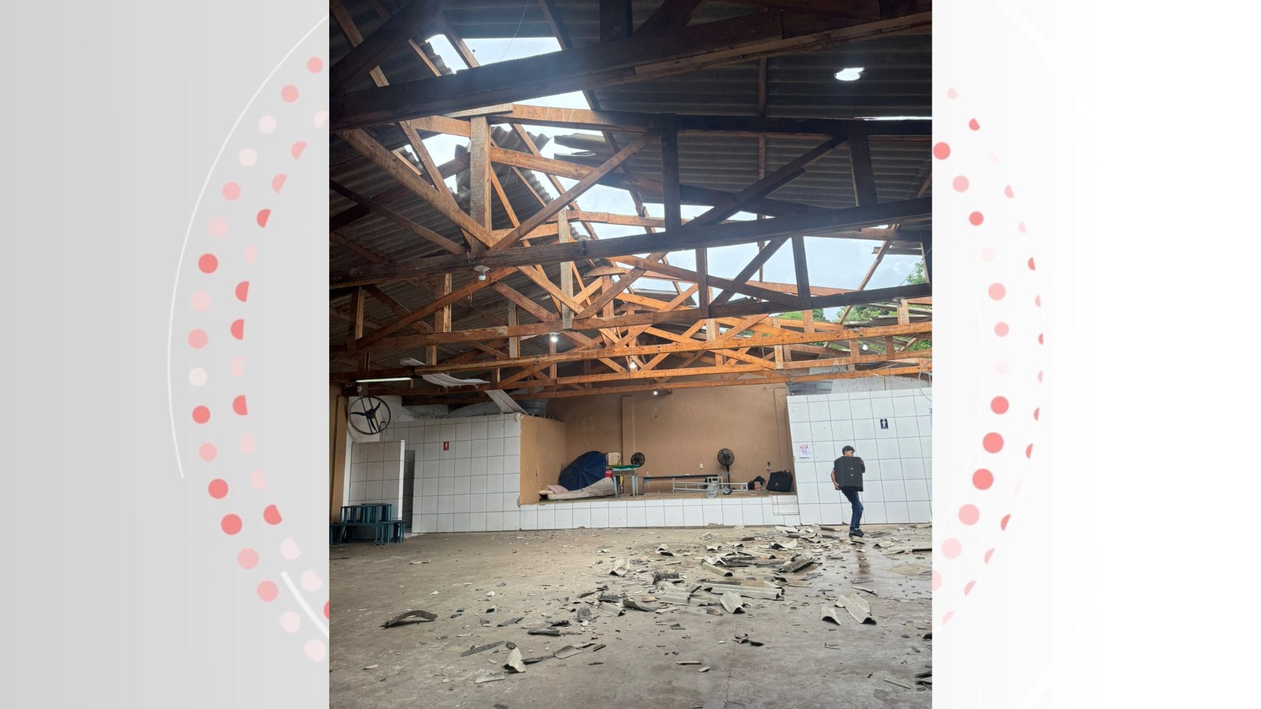 Vento destelha centro comunitário e deixa dois feridos em Francisco Beltrão