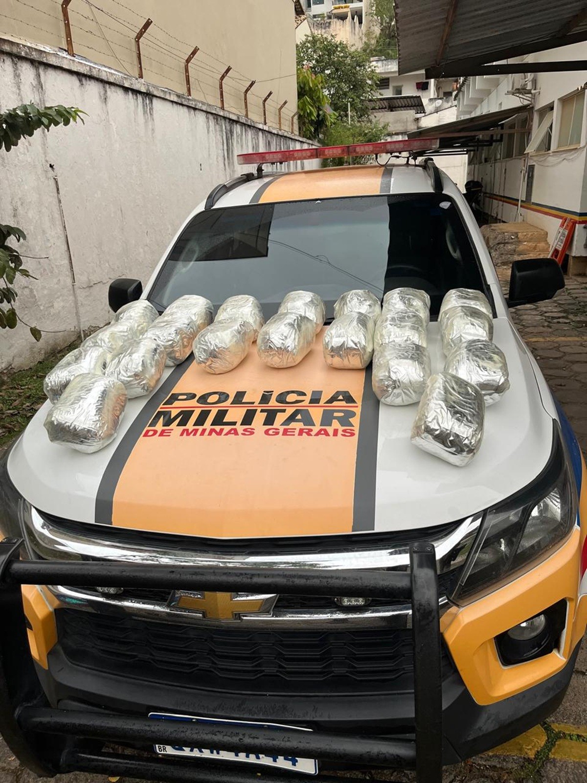 Jovem é presa com 20 barras de ‘supermaconha’ em táxi na BR-267