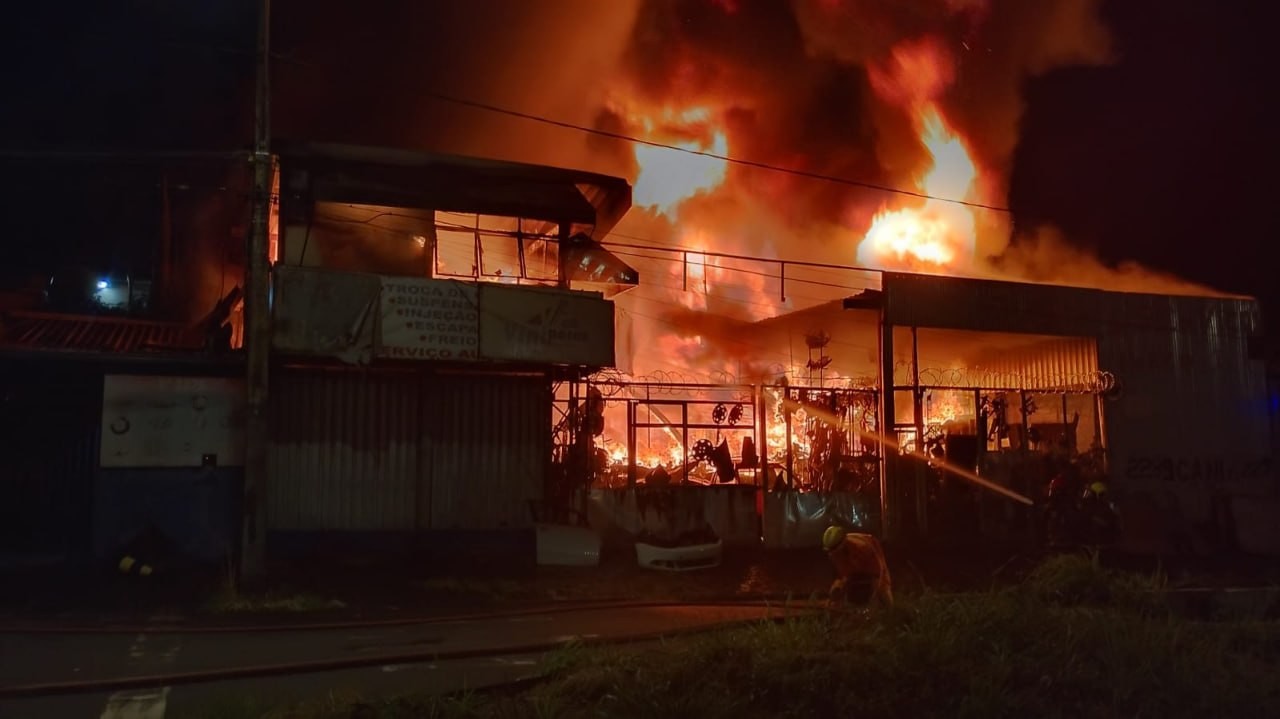 VÍDEO: Incêndio destrói ferro-velho em Uberlândia