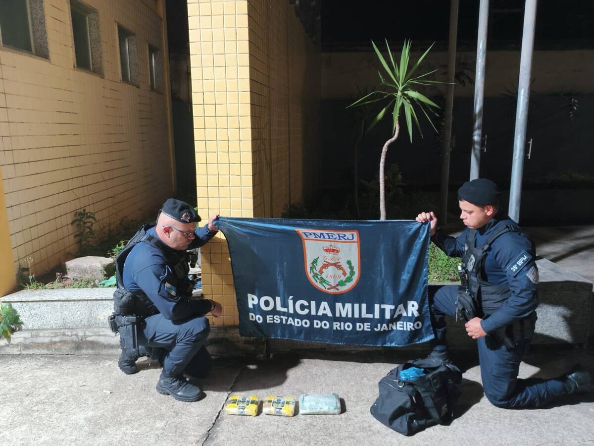 Jovem é preso por suspeita de tráfico de drogas após abandonar bolsa com maconha em ônibus na BR-393, em Sapucaia