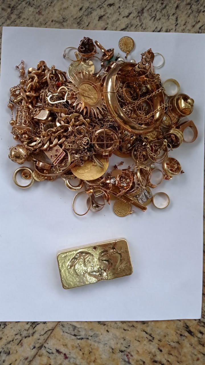 Motorista é preso no PR com mais de 1 quilo de joias em ouro que tinham como destino Paraguai, diz PRF