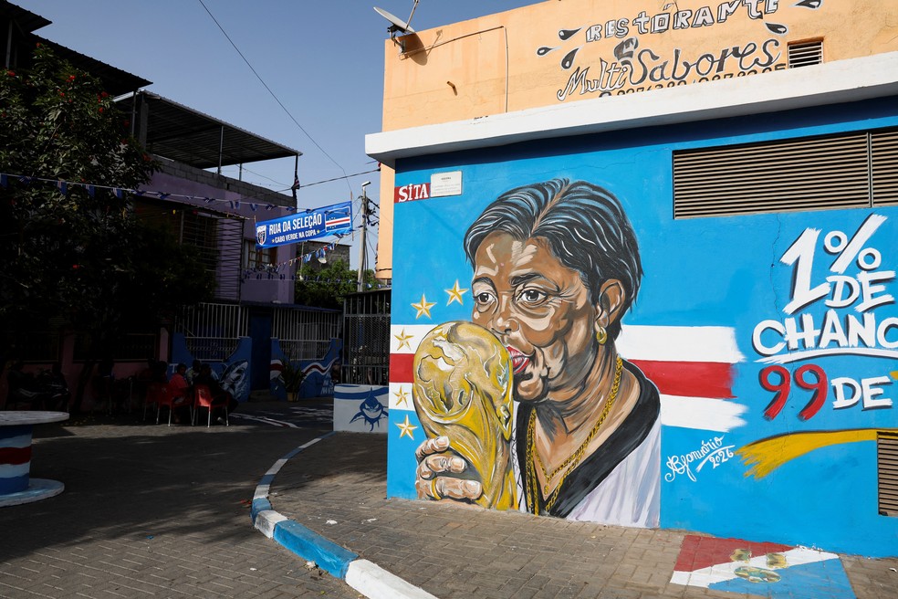 Grafite mostra Cesária Évora beijando a taça da Copa do Mundo em Praia, Cabo Verde — Foto: Sodiq Adelakun/Reuters