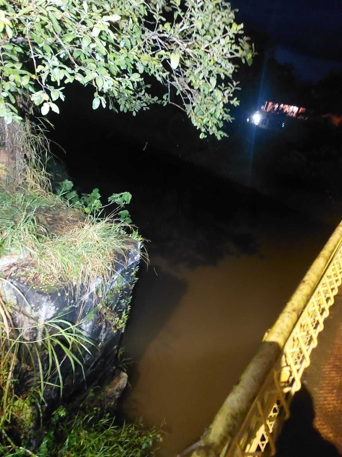 Homem desaparece após tentar atravessar rio nadando e se afogar em Santa Rita de Jacutinga