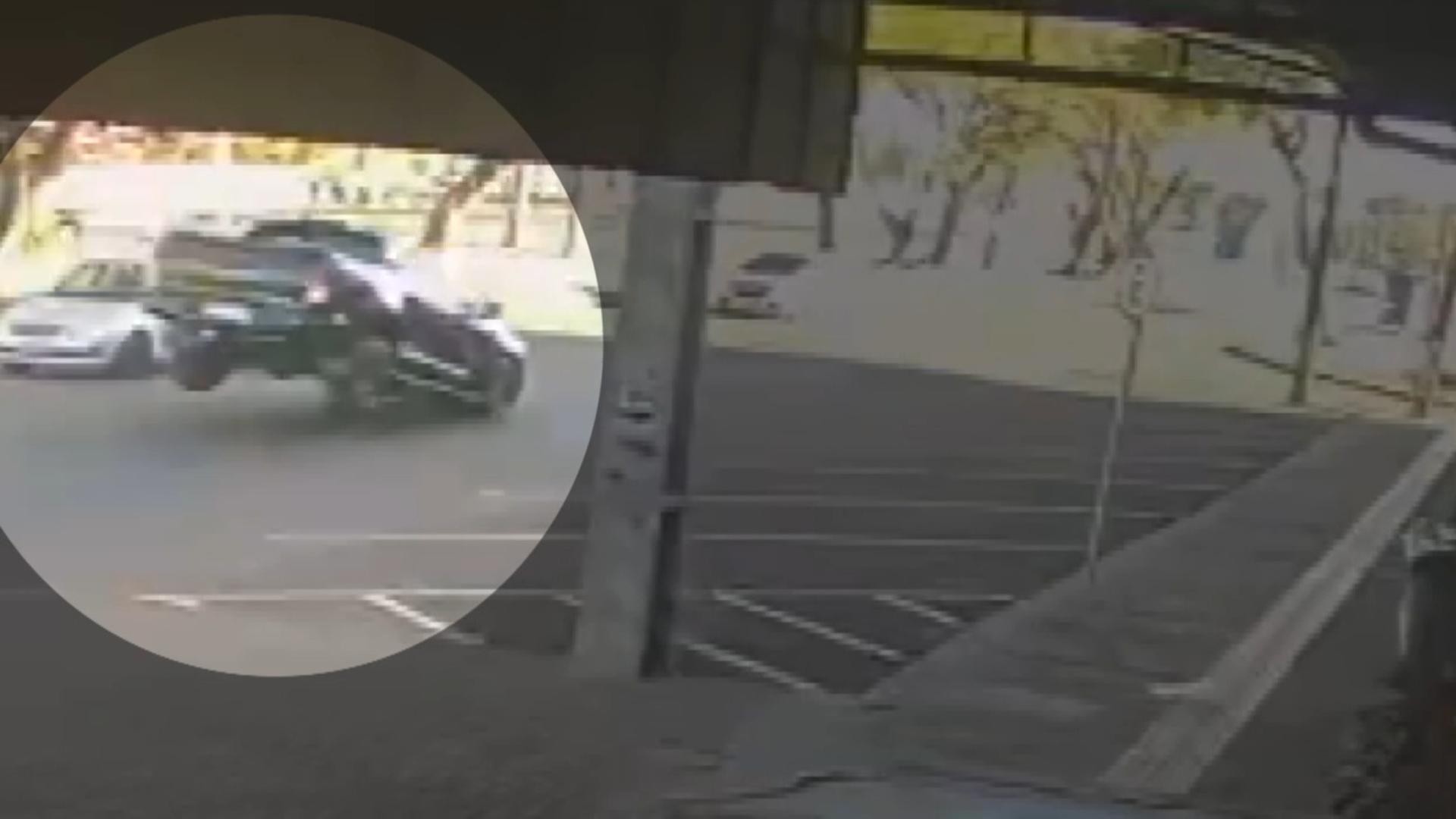 Câmera flagra colisão de carro contra árvore em Santa Terezinha de Itaipu