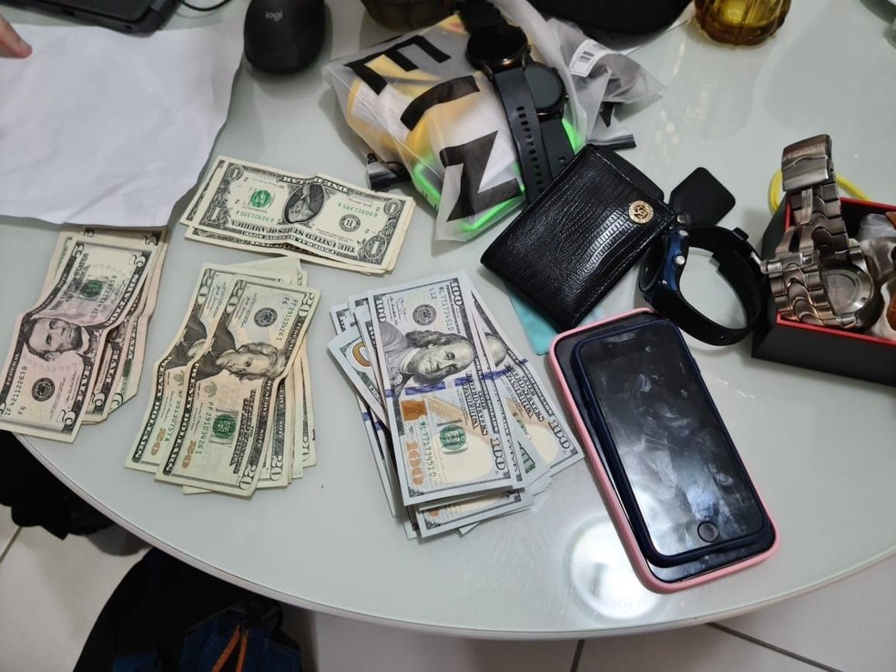 Notas de dólar entre material apreendido durante operação no RN — Foto: MPRN/Divulgação