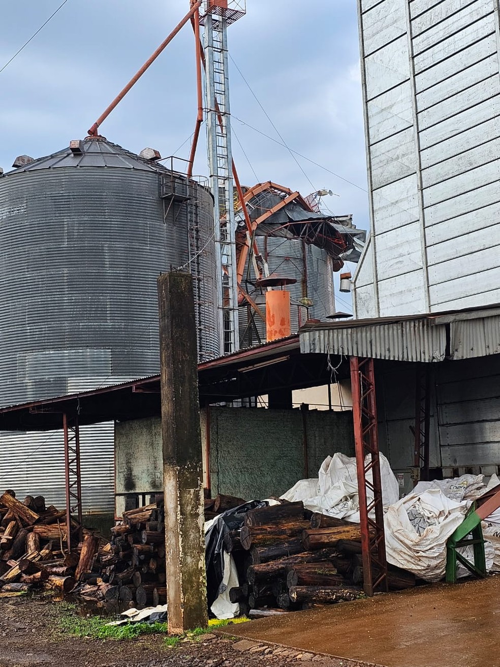 Cobertura de silo de cooperativa é destruída após vendaval no PR — Foto: Coprossel