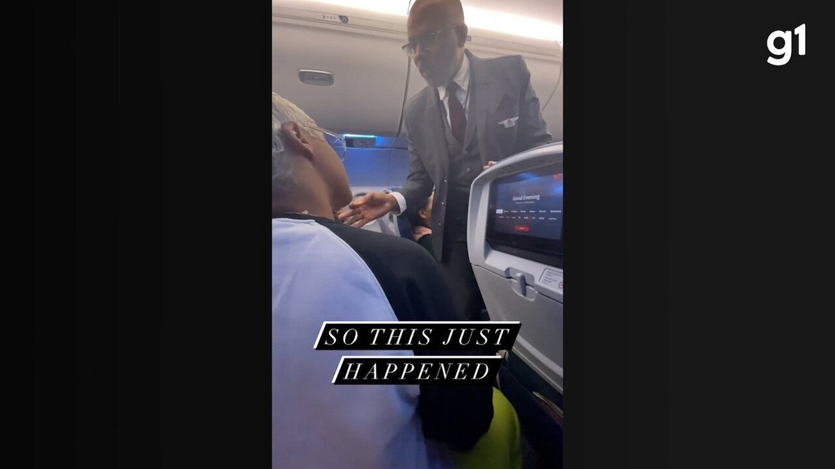 Cantora gospel discute com comissário e quase é expulsa de voo por não parar de cantar; veja vídeo