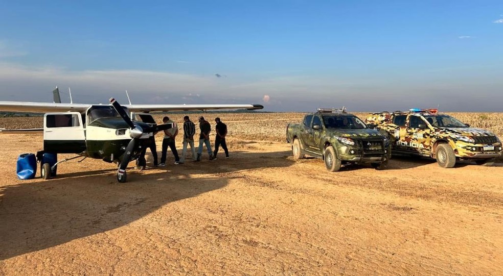 Seis suspeitos foram presos e um avião apreendido durante uma operação da polícia — Foto: Secom/ MT