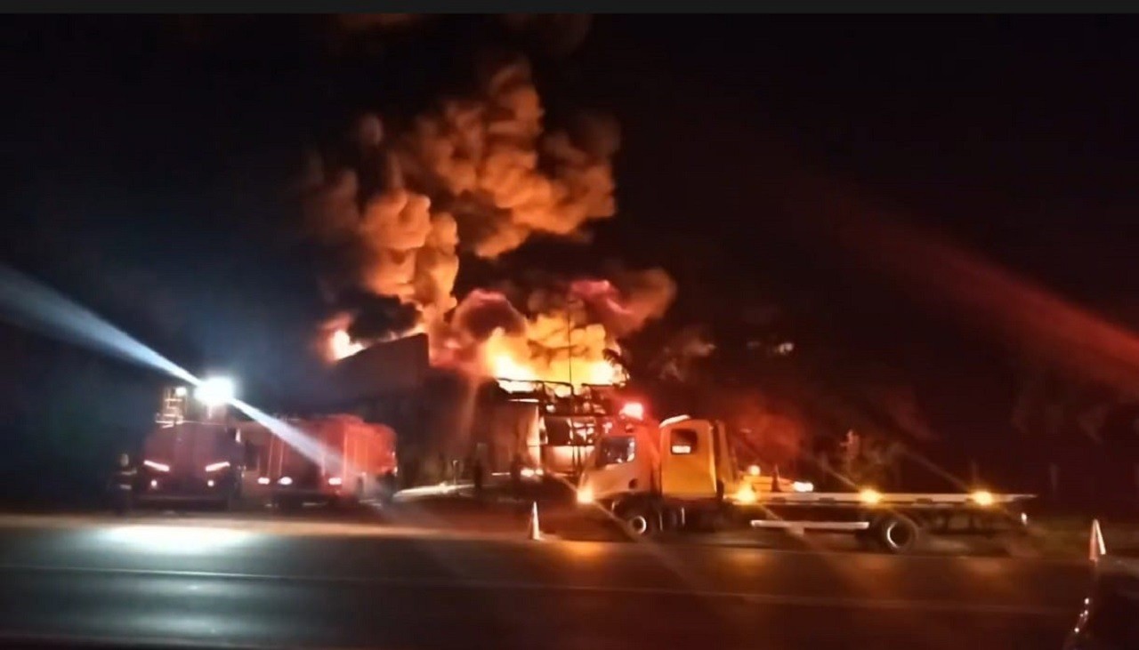 Incêndio de grandes proporções atinge empresa de reciclagem de plásticos em Ibitinga
