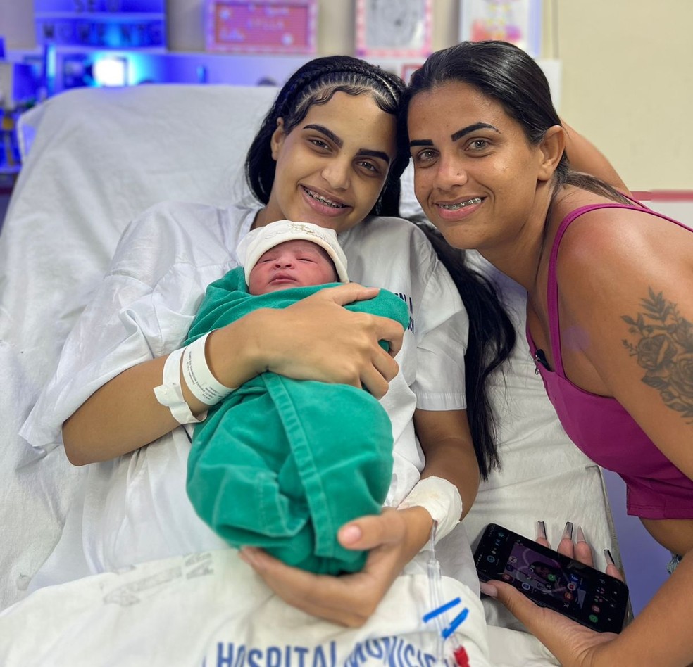 Aylla Heloisa nasceu apenas 3 minutos aps o ano novo, no Hospital Municipal Albert Schweitzer, em Realengo, na Zona Oeste da cidade.  Foto: Divulgao