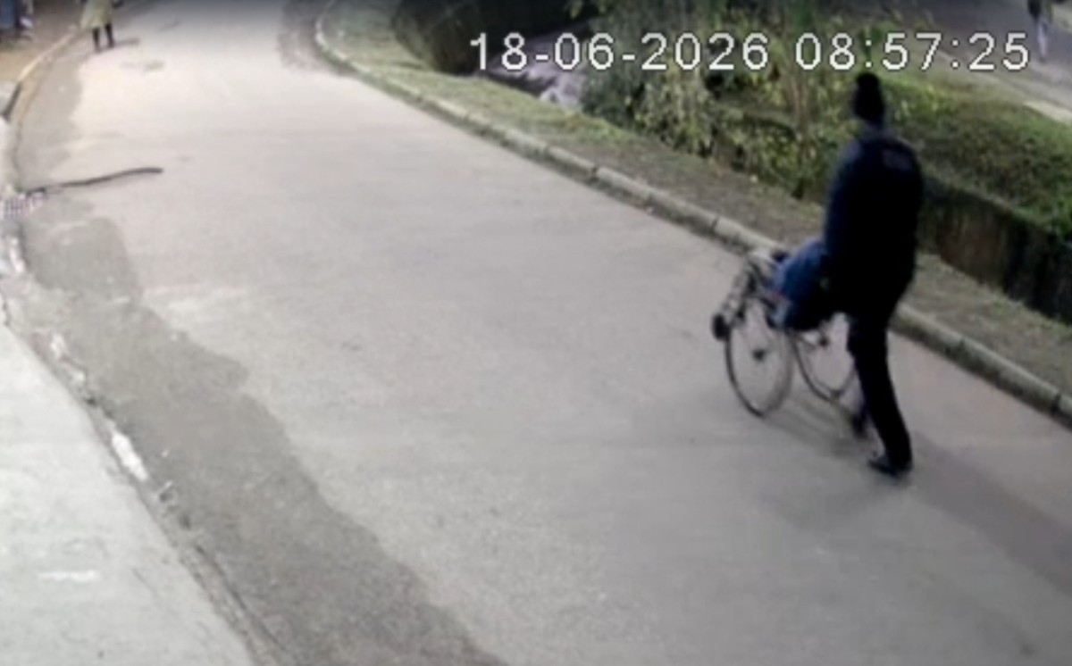 Polícia arromba porta e salva mulher que sofria AVC trancada em casa em Paracambi