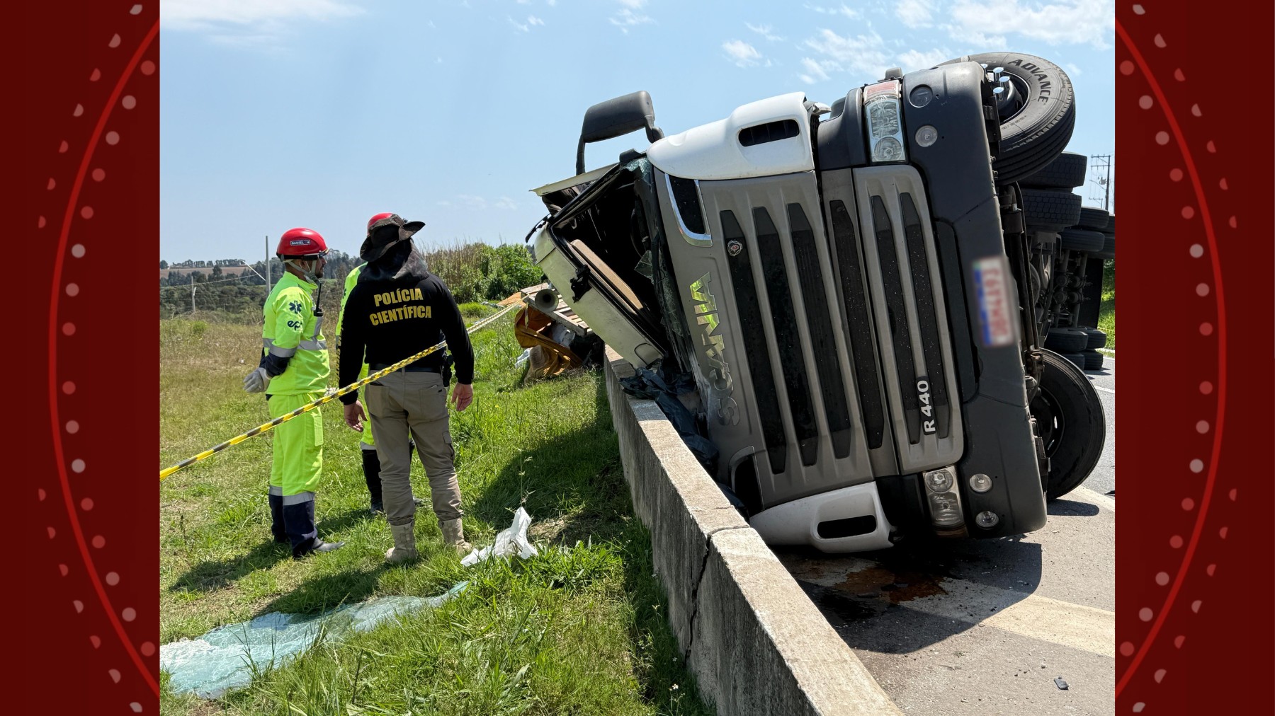 Motorista morre e PR-151 é bloqueada após caminhão tombar e cabine ser esmagada contra mureta